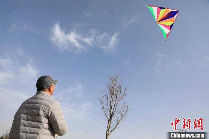 市民在放風(fēng)箏。 鄧小強(qiáng) 攝