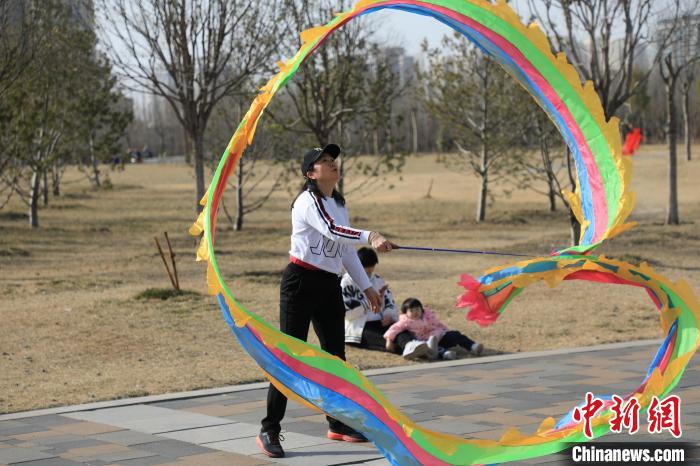 市民在公園里上演彩綢舞。 鄧小強(qiáng) 攝