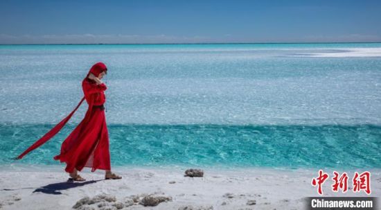圖為地處柴達(dá)木盆地的東臺(tái)吉乃爾湖。 莫啟明 攝