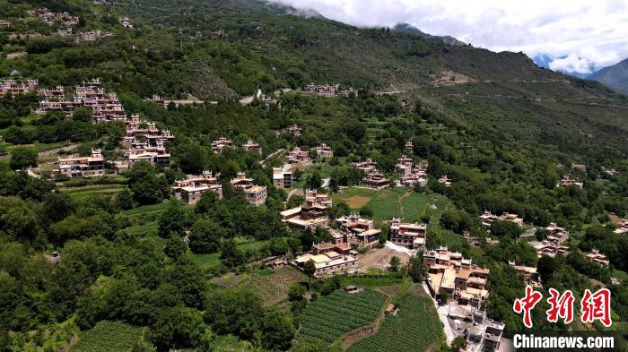 四川丹巴村民洛太的民宿致富夢:“除了好政策,自己更要有干勁”