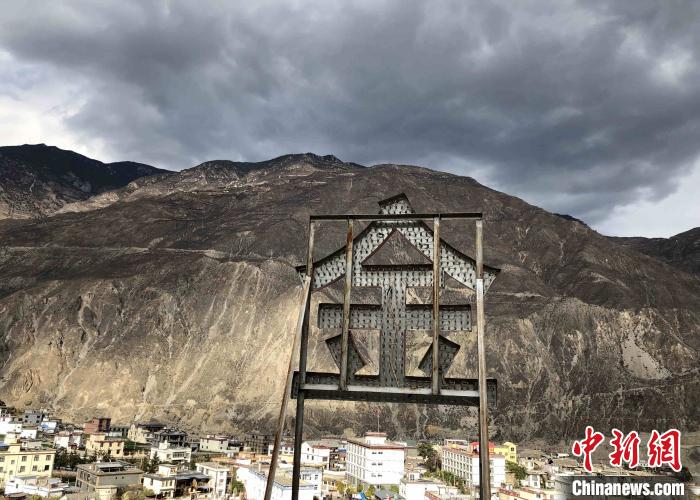 圖為處在山巒腳下的奔子欄?！】姵?攝