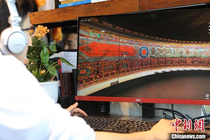 2月23日，青海西寧，市民利用VR瀏覽長達(dá)608米的《中國藏族文化藝術(shù)彩繪大觀》。農(nóng)歷辛丑牛年新年“巧遇”藏歷鐵牛新年，青海高原農(nóng)牧民特別是生活在城市的藏族民眾，正享受從“流口水”的糌粑到“鎮(zhèn)館之寶”VR體驗的味覺、視覺“大餐”之變。<a target='_blank' ><p  align=