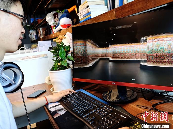 2月23日，青海西寧，市民利用VR瀏覽長達(dá)608米的《中國藏族文化藝術(shù)彩繪大觀》。農(nóng)歷辛丑牛年新年“巧遇”藏歷鐵牛新年，青海高原農(nóng)牧民特別是生活在城市的藏族民眾，正享受從“流口水”的糌粑到“鎮(zhèn)館之寶”VR體驗的味覺、視覺“大餐”之變。<a target='_blank' ><p  align=