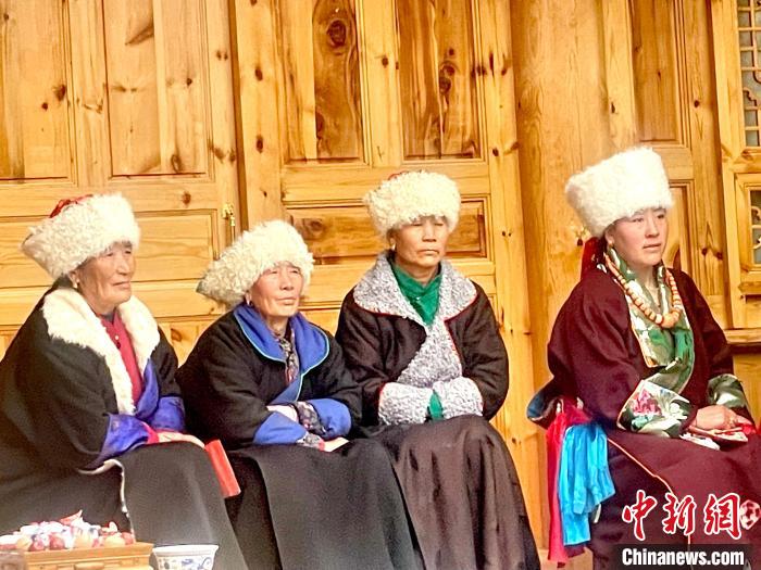 圖為藏族女性觀看“村晚”。　李玉峰 攝